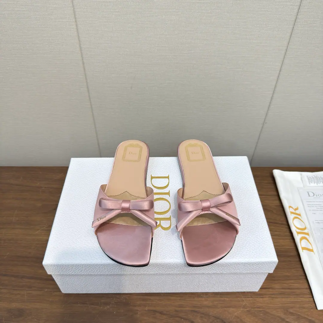 Dior 2026 s New paragraph Butterfly knots.🎀logo Heel slippers.🩴 Classic embroidery process High Version Little round head and a big one. - Slugs. Material:Shoe-faced sheep's skin. Original consistent high-temperature water-consolable cotton electrocution technology+In the skin of the sheep.+ Double Layer Italy is a big-ass country. He's tall.:Floor1.5cm size: 35-41, 34.40.41.Custom