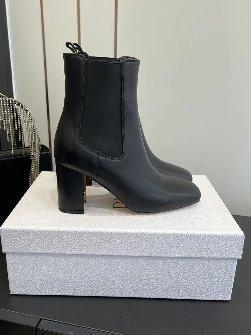 🏧𝐃𝐈𝐎𝐑Dio. Autumn and winter money. Bold and short boots. This one. D-ShadowHigh-thirsty boots. Double-stressed. Autumn and winter match. 8cm, The cylindrical heel and shoe heel branding details of electron are a source of fashionable charm.. The pasta mixes with the sheep skin.+Uchi./A foot-skin.+That's a big import.. Codes: 35-41（40.41Do it.）