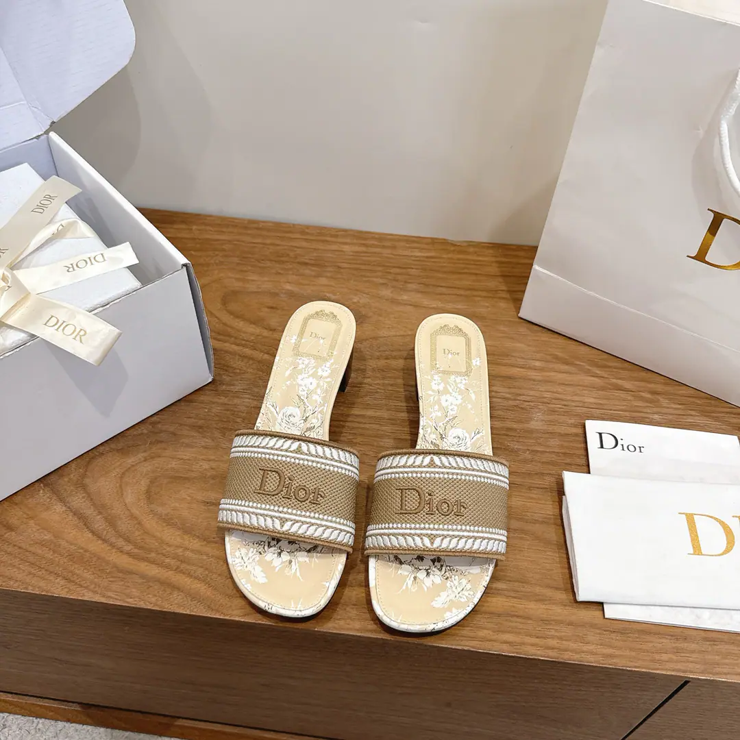 The factory price is flat. - It's a game. Dio. Dior 2026Spring and summer, the new girl's shoes. CDLetterlogoStereo-decording A pair of big, jelly-colored slippers. Market Top Version Material:The original shoe-faced, high-temperature water-melted cotton electrocution technology is a silky piece of fabric.+In the skin of the sheep.+Italy is a big-ass country. Packaging: Every pair of shoes. size: 34-43（34.40.41.42.43You're gonna have to do it or not.）