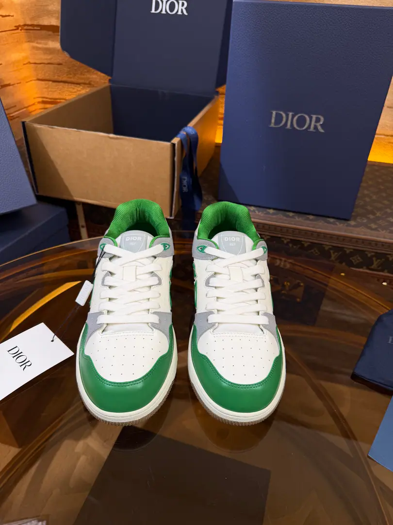 Top version full package DiorDio.B57A series of recreational sneakers.CDSkis. Original procurement development Make the goods. This one. B57 The Chinese sports shoe is a new series of men's spring suits., Reconstructing basketball shoes., Become Dior A classic one.. It's carefully crafted using grey and white smooth cow leather., Sides are in rice and black. Oblique Mark sign. Shoe tongue., Shoes under and behind the backs, so as to improve the tone with a variety of features., And the perforated details., The artery and rubber plate are more of a charm for the motion of its sports style.. With a pair of rubber shoes., It's a mix of costumes., Make a fine shape.. Send a cabinet for fine packaging🛍📦 ▪️Fabulous.: Original custom-made cow skin+ ObliqueOld bouquet. ▪️Uchi.: The original is custom-made in the air. ▪️Otsumi!: Original OpenTPUGroup Bottom ▪️Bottom: 3CM ▪️Size: Codes39-45