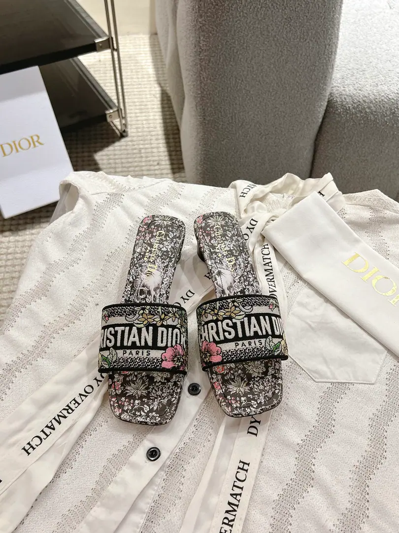 Circle D*or2026♪ Spring and summer ♪ CD•Ms. Dio has a long-term embroidered slipper. Christian Dior has always been a gorgeous and elegant noun., In fashion, the top of the world.👍 Especially worth mentioning.: A salivation.✨Pattern, Re-presentChrstian DiorOne of the precious symbols.✅ Original version*Full package More than 100 colors. ◽️Shoe.: Top-of-the-line embroidery cotton cloth. ◽️Uchi.: Import of sheep skin ◽️Otsumi!: The original is really leather. ◽️Codes: 35-41 (41Do it.) ⚠️⚠️⚠️Because of the color., Individual colours to be ordered, No, no, no, no, no.