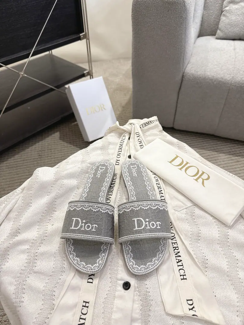 Floor Dror2026♪ Spring and summer ♪ CD•Ms. Dio has a long-term embroidered slipper. Christian Dior has always been a gorgeous and elegant noun., In fashion, the top of the world.👍 Especially worth mentioning.: A salivation.✨Pattern, Re-presentChrstian DiorOne of the precious symbols.✅ Original version*Full package More than 100 colors. ◽️Shoe.: Top-of-the-line embroidery cotton cloth. ◽️Uchi.: Import of sheep skin ◽️Otsumi!: The original is really leather. ◽️Codes: 35-41 (41Do it.) ⚠️⚠️⚠️Because of the color., Individual colours to be ordered, No, no, no, no, no.