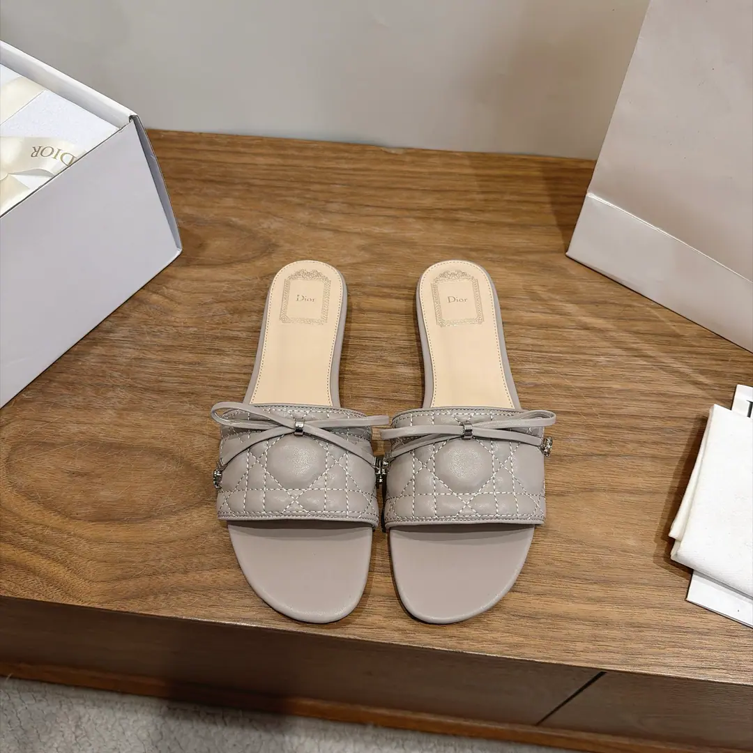 Aircraft box Plant prices:Floor Dio. Dior 2026The early spring new money. CannageThe vine-twilighted electric embroidery and the word-trapped butterfly swags. CDLetterlogoThe hardware is rounded up and the sandals are empty. Market Top Version Material:I'm a mixed-skinned goat.+In the skin of the sheep.+Italy is a big-ass country. He's tall.:Flat size: 34-43(34.40.41.42.43You're gonna have to do it or not.）