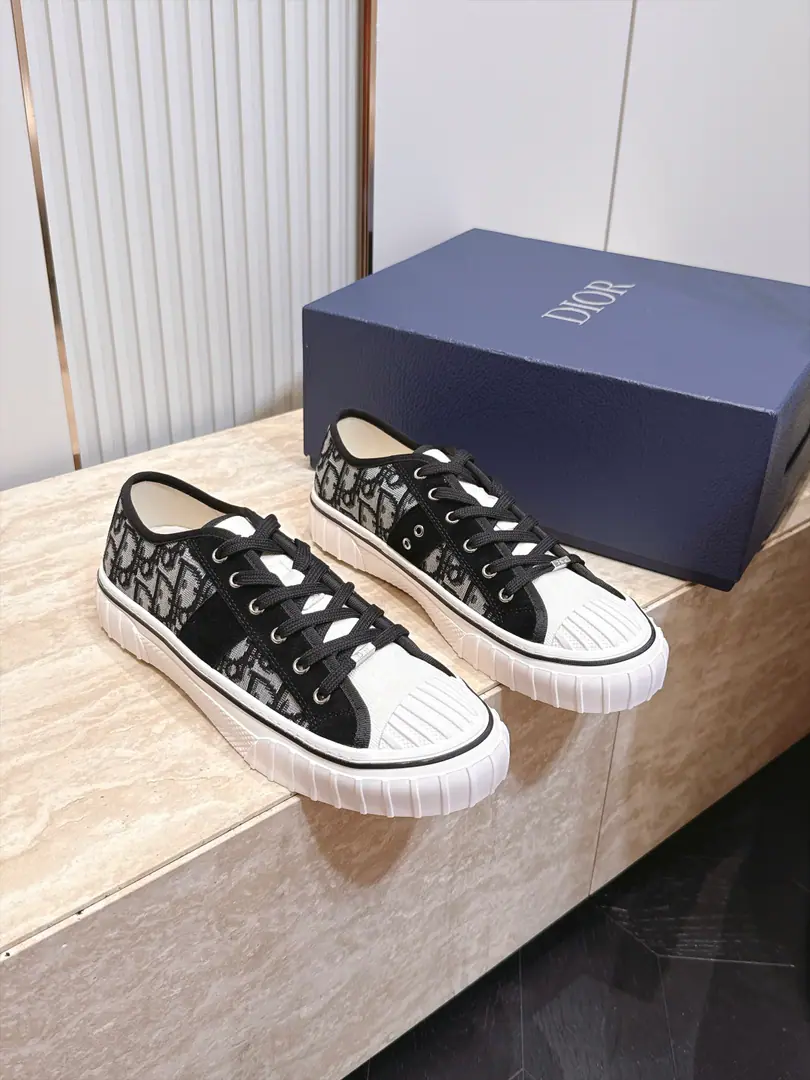 Top Low Gang! - Hot couple money. Dior Dio. 26New 7-Jen-Jin-Seven-Seven-Seven Series Leisure shoes. This season's singles come from the Seven-Seven-Seven Valentine's Series., This one.HooperThe sneakers were designed by Jonathan Anderson., ♪ As a sign of fashion ♪ Re-enact the ancient sports style., A simple canvas., It's a very elaborate piece of fabric with a classic old stampede with a velvet-faced leather patch., It's a clear match with the one-size-fits-all of innovation.,The most visible designs are modern classics., It's nice and clean and bright., The youth is full.. The canvas is light and not boring., It's basically all the daily clothes. Waterwashing Cowboy., Leisure pants., Can you get your pants together? It's a big one.logo, It's highlighted by the fabric and the layout. Sensance, ♪ And watch and wear ♪ It's a non-obsolete old-age recreational shoe. Not only the same man and woman Couples are also a couple.ok！Full-to-Purpose Material Couple money. 35-46Code