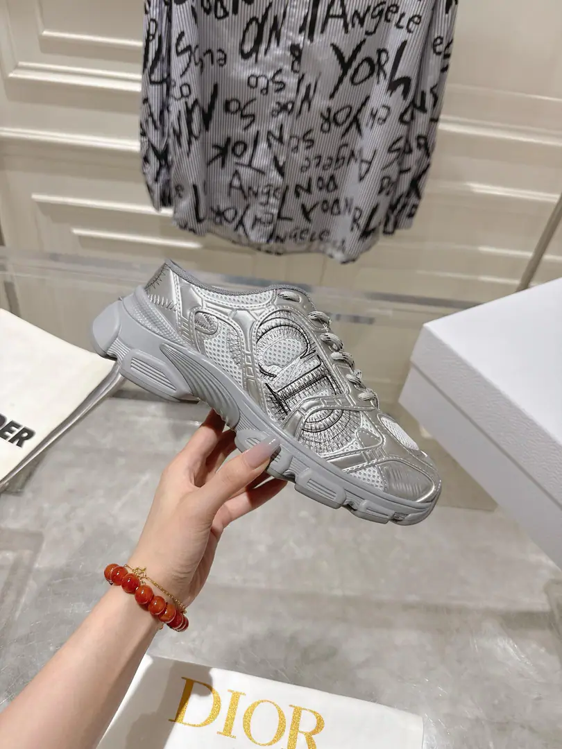 🏧𝐃𝐢𝐨𝐫Top Quality Full New Series Classic.👫Couples with a head tow their leisure shoes. The prototype is a model. The details are welcome. The original shoe face of the grid. It's a nice airnet. OriginalEVAThe soles are so light and soft.！ Male and Female Code:35-45 [Women40.41/Men45Make a reservation.]