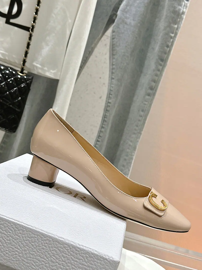 🏧𝐃𝐈𝐎𝐑The new high-end series of Mary Jane's shoes. The star is the same.CDLetterlogoThe hardware button. Top Quality！ Material: Importing cow paints Rigs.: In the pyramid. Shoes under the sole.: Italy is a big-ass country. Original Open-Fixed Metal Bumper He's tall.4CM/8CM size:35-40 [40.41Custom]