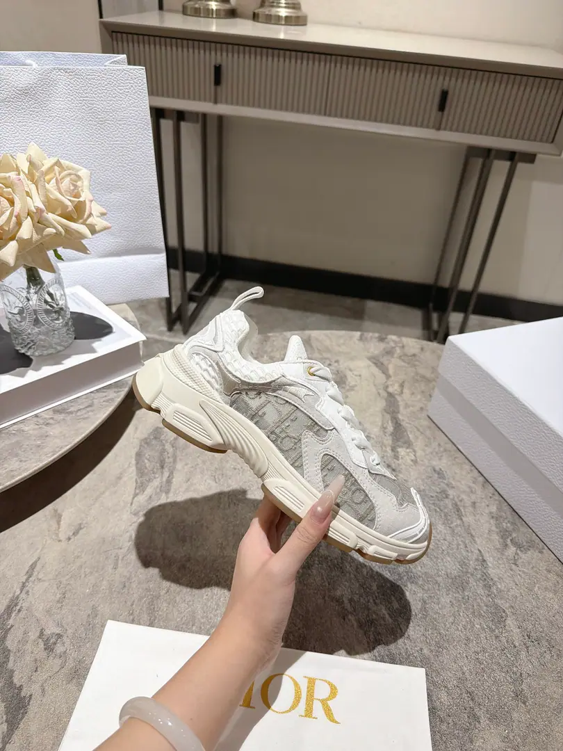 The latest blast. Star money.2026The main thruster. The new Dio. Dior Chrono New leisure sneakers, old dad's shoes. It's really cool., The future is so strong.!Really good.！Once again, the idea of Diocuncupation was played out., Lucky star is good luck for you., It's brand new.EVAThe soles are so light and soft.!The original is perfect.！Full-to-Purpose Material Modular！！35-39(40.41.42Do it.)