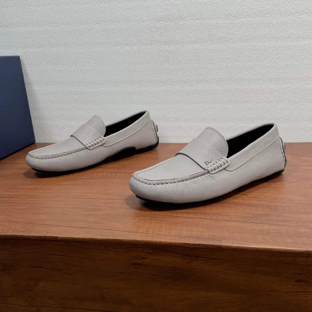 DIOR/Dio. Dior A man's new shoes, a man's shoes. This is a leisurely dress-up shoe.. Using a luxurious, soft, smooth little cow leather., High-wild grinding of sands and stubbles of sands and cattle stubblings are carefully crafted, Simultaneous crossband design, External side“DIOR”The pressure marks are up the tone., And rubbers to shoot the soles out of the shoe., The back with the rubber.“CD”The pattern is more sophisticated., It can add grace to the various forms of leisure.. The whole cow's skin is in the ground., Makes a comfortable dress experience.. A free pass., ♪ Make a fashionable and leisure-like look ♪. Full package！ Size: 39-40-41-42-43-44（38/45- It's a deal.）
