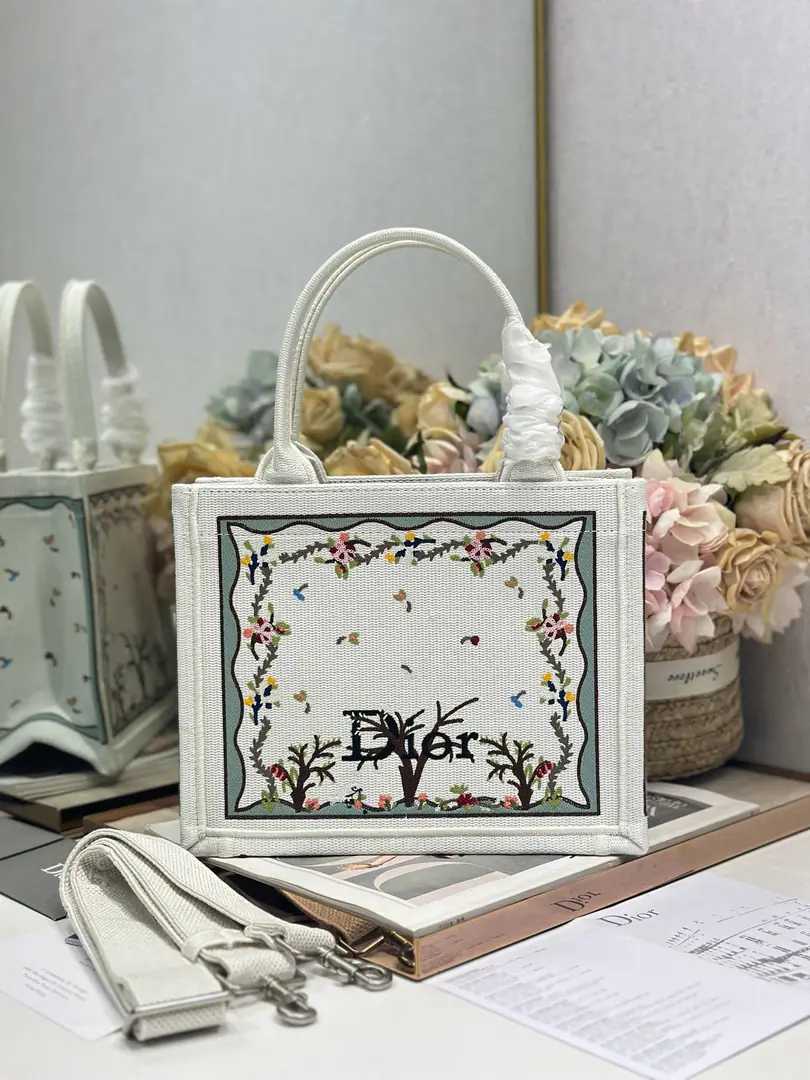【White coffee tree with shoulder belts. Size of the trumpet】 Dio.r Mini Book tote An ancient, fashionable, denture-shaped monolith.♡The fine embroidery is perfect. You can bring a good light to the match.～ This little one is so much love.8！ It's easy to put a little bit of little stuff in a little bag.～ Who uses who? A fairy with a fine meal must enter.. Paragraph:1265/1286 Dimensions:26.5×21×14cm - I can take one. iPad Air 4 Or one. iPad Pro 11 0006