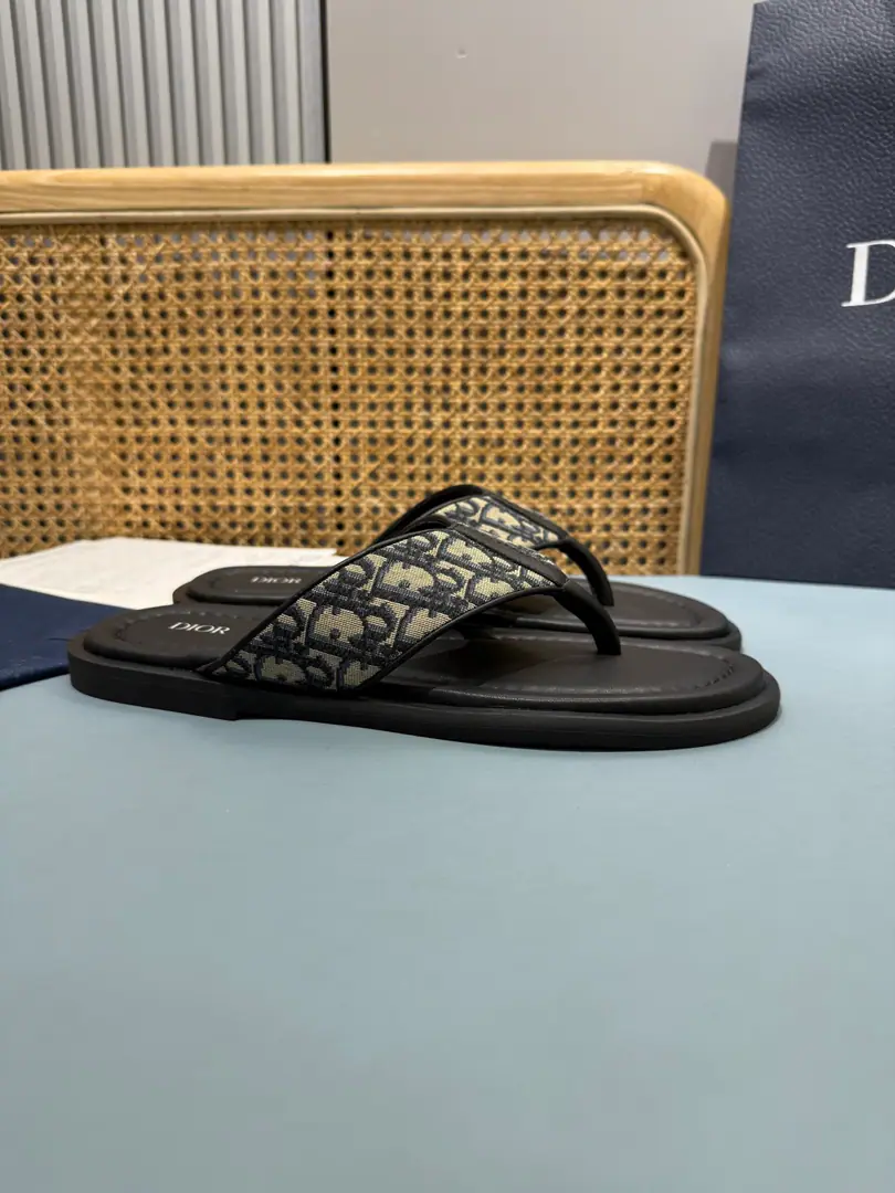 Men👨🏻Plant price, New paragraph 🆕Dior Aqua A man's slippers are elegant and leisurely.. - I'll take a D.～Ash CD Diamond Reconstruct the canvas., Inspired by the... Dio～Archives. Match“D”Signs and commo-tone bottoms, It's easy to match shorts or jeans., Make a fine shape.. Codes: 39-46 (46I'll make sure I don't change it.)