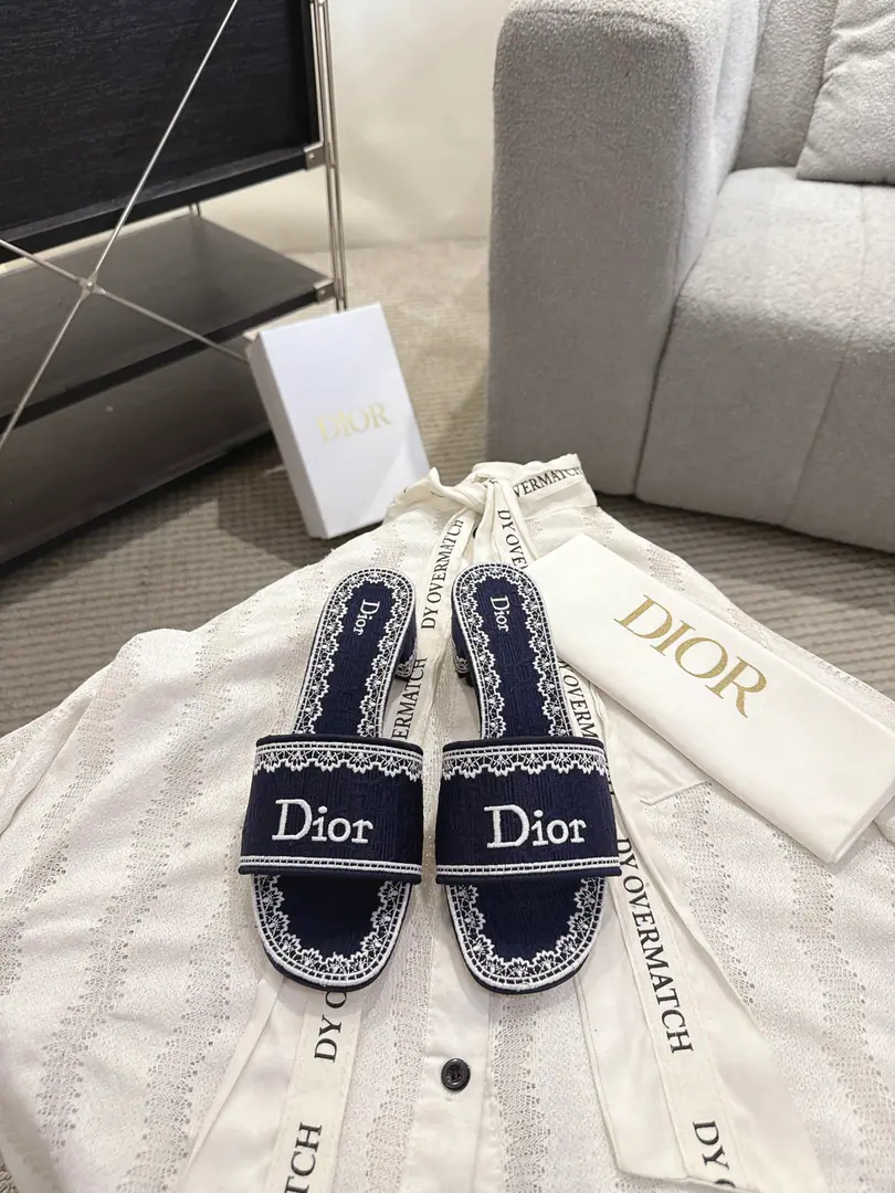 High heels Dror2026♪ Spring and summer ♪ CD•Ms. Dio has a long-term embroidered slipper. Christian Dior has always been a gorgeous and elegant noun., In fashion, the top of the world.👍 Especially worth mentioning.: A salivation.✨Pattern, Re-presentChrstian DiorOne of the precious symbols.✅ Original version*Full package More than 100 colors. ◽️Shoe.: Top-of-the-line embroidery cotton cloth. ◽️Uchi.: Import of sheep skin ◽️Otsumi!: The original is really leather. ◽️Codes: 35-41 (41Do it.) ⚠️⚠️⚠️Because of the color., Individual colours to be ordered, No, no, no, no, no.