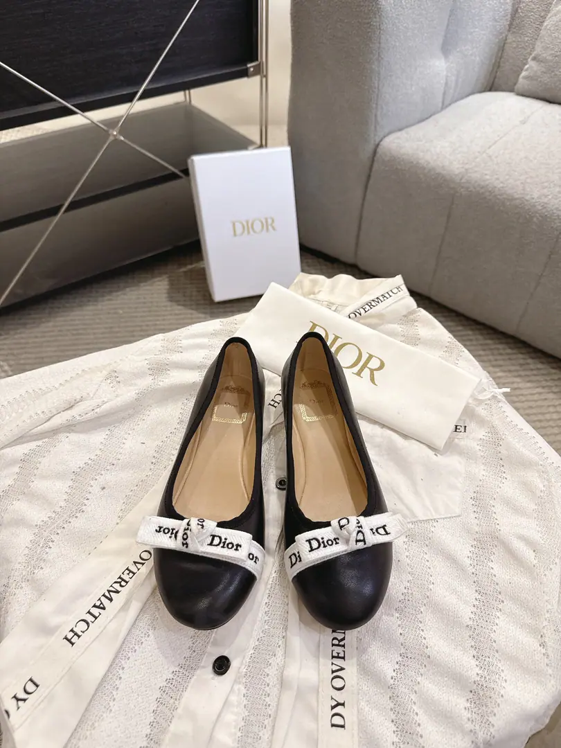 Dior｜25The new ballet shoes in early spring. NewDIORPearl ballet.🩰 Good boy.～ The classic Diotengrass elements of ballet shoes. The bow of the bow is added.CDThe pearl design is fine for details. A girl's got to be comfortable. It's really great. size: 35-42（40, 41, 42I'll make sure I don't change it.）