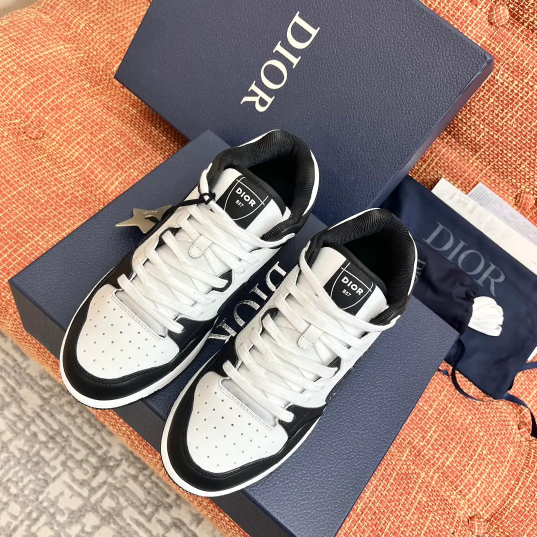 2023ss Dio* Dio. B57Series Couple money.CDOld Fa-Spin. Leisure sports shoes ‼️Top Version🔝Original purchase development for sale👍🏻 This Dior.B57Sports shoes, It's carefully crafted using grey and white smooth cow leather., Sides are in rice and black.ObliqueMark sign, Shoe tongue., Shoes under and behind the backs, so as to improve the tone with a variety of features., And the perforated details., The artery and rubber plate are more of a charm for the motion of its sports style., It's a mix of costumes., ♪ Make a fine one ♪. 😋 💜Fabulous.: Original custom-made cow skin+ObliqueEmbrace 🔘Uchi.: The original import is in the air. 🔘Shoes under the sole.: Original OpenTPUGroup Bottom 🔘Bottom: NYO3cm 🔘Codes: Women35-41 Men38-46 （Women41, Men38.46Make a no-refund order.）