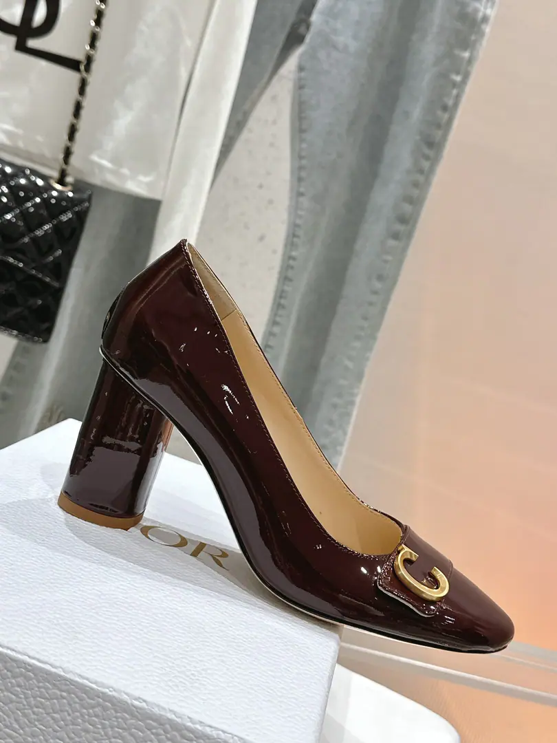🏧𝐃𝐈𝐎𝐑The new high-end series of Mary Jane's shoes. The star is the same.CDLetterlogoThe hardware button. Top Quality！ Material: Importing cow paints Rigs.: In the pyramid. Shoes under the sole.: Italy is a big-ass country. Original Open-Fixed Metal Bumper He's tall.4CM/8CM size:35-40 [40.41Custom]