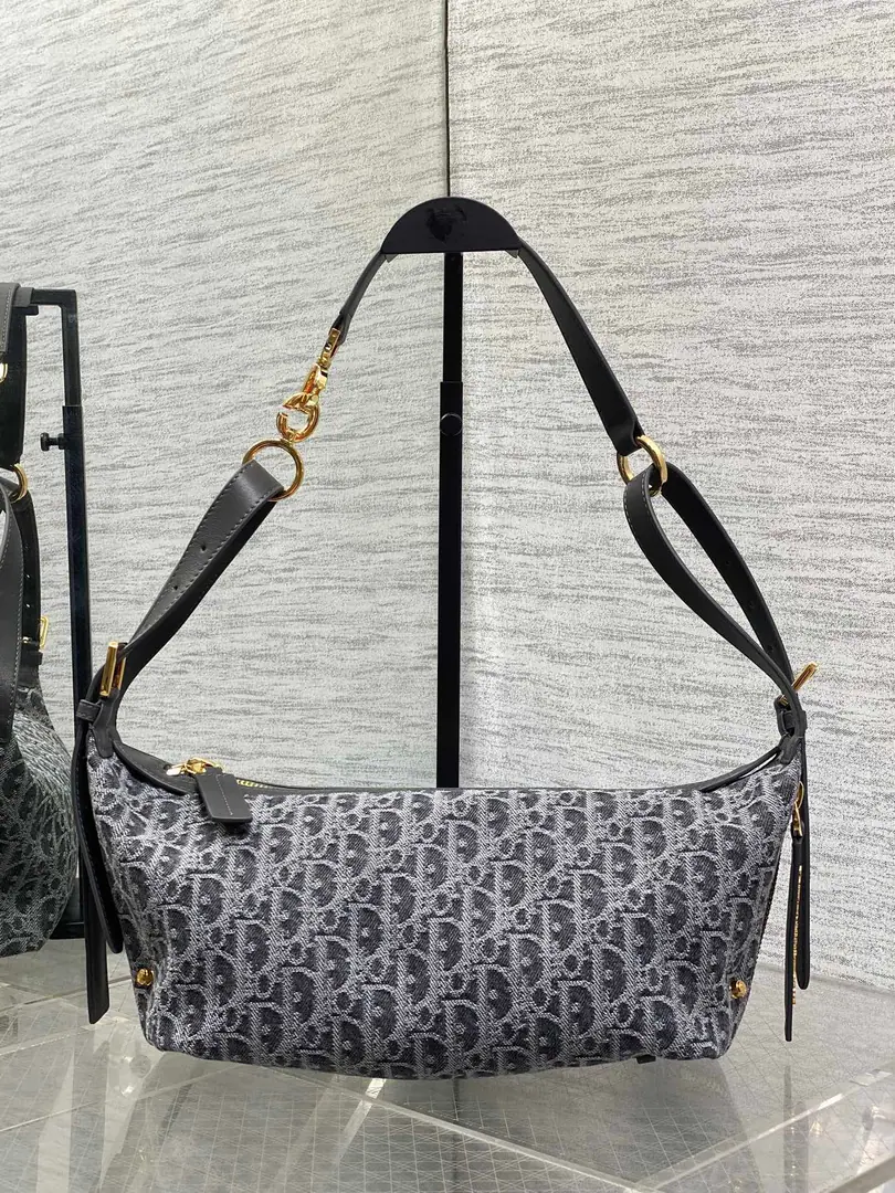Small spot.‼️ JourneyThe series of dark-grey cowboys. It's a loose feel.hoboBags, The wrapping is free and soft. A brand-new gray cowboy paste., It's very high-profile and long-term. A gold letter-and-strap button., The whole thing is a little old and a little advanced. A very good letter-skin., The details are very well in place. It can unlock multiple backs., Handbill shoulder and slash The key is to use it too lightly., It's big. The stylish people know the gold content. size:25.5*14.5*14cm 0007