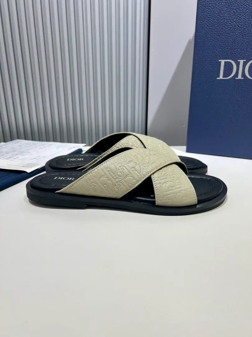 Men👨🏻Plant price, New paragraph 🆕Dior Aqua A man's slippers are elegant and leisurely.. - I'll take a D.～Ash CD Diamond Reconstruct the canvas., Inspired by the... Dio～Archives. Match“D”Signs and commo-tone bottoms, It's easy to match shorts or jeans., Make a fine shape.. Codes: 36-46 (46I'll make sure I don't change it.)