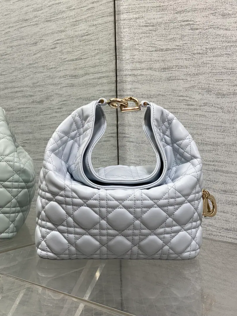 Small-sized ice-cream blue.‼️ Dior Winter26NewToujours Hobo Bring your own Yuan Bafu bag., The spirits are smooth.❤️ ♪ A symbolic smile folded around ♪+A classic vine-tied little goat's skin./- Oh, Pete. Small｜Wide leather shoulder belt, - A lot of commuters., I'm lazy. Mini-Man.｜Fine metal chain, ♪ Little twilight ♪, The atmosphere of dating is so high. SideD.I.O.RLucky suspension., Walking softly with a good luck filter.✨ There are many other low-saturated and tender colors., I'm not going to have to make it all the way up. French relax Easy to squeeze.🤏🏻 Small Size: 22.5*14*7.5cm