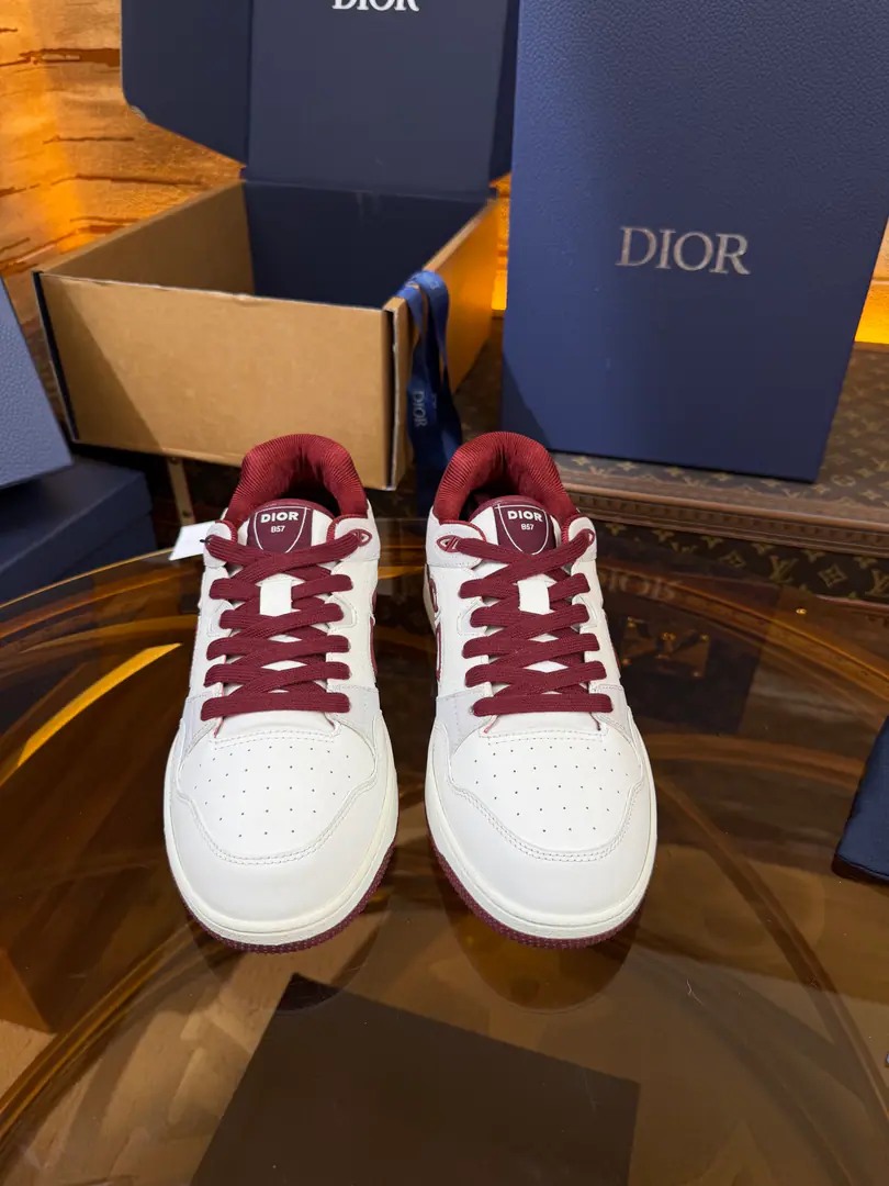 Top version full package DiorDio.B57A series of recreational sneakers.CDSkis. Original procurement development Make the goods. This one. B57 The Chinese sports shoe is a new series of men's spring suits., Reconstructing basketball shoes., Become Dior A classic one.. It's carefully crafted using grey and white smooth cow leather., Sides are in rice and black. Oblique Mark sign. Shoe tongue., Shoes under and behind the backs, so as to improve the tone with a variety of features., And the perforated details., The artery and rubber plate are more of a charm for the motion of its sports style.. With a pair of rubber shoes., It's a mix of costumes., Make a fine shape.. Send a cabinet for fine packaging🛍📦 ▪️Fabulous.: Original custom-made cow skin+ ObliqueOld bouquet. ▪️Uchi.: The original is custom-made in the air. ▪️Otsumi!: Original OpenTPUGroup Bottom ▪️Bottom: 3CM ▪️Size: Codes39-45