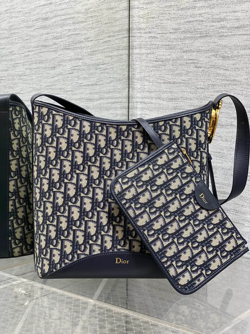 Blue cloth.‼️ Dior MedaillonBig-time buckets are all about spring and summer. Classic.Oblique The more you look, the more you look. A simple, air-blank shape., A full sense of excellence. The shoulder belt is tied to the classic mirror, the hardware button., Elegance and Morden. The capacity is too large to accommodate all kinds of daily travel. The design of the adjustable shoulder belts creates multiple back-to-back shapes. It's a good thing to travel, whether it's commuting or leisure. 5843 size:26.5x26x15cm 0008