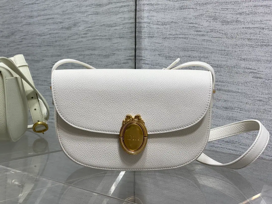 LatestMedaillonSeries A simple, expensive bag., French ellipse mirror It's a French-only grace and romance. Imported little cow skins are carefully crafted. I'm so full of texture. The shoulder belt can adjust the length. ♪ And the shoulder slants ♪ The back is full of French sweets. size:23*16*6.5cm 3922/3019 0002