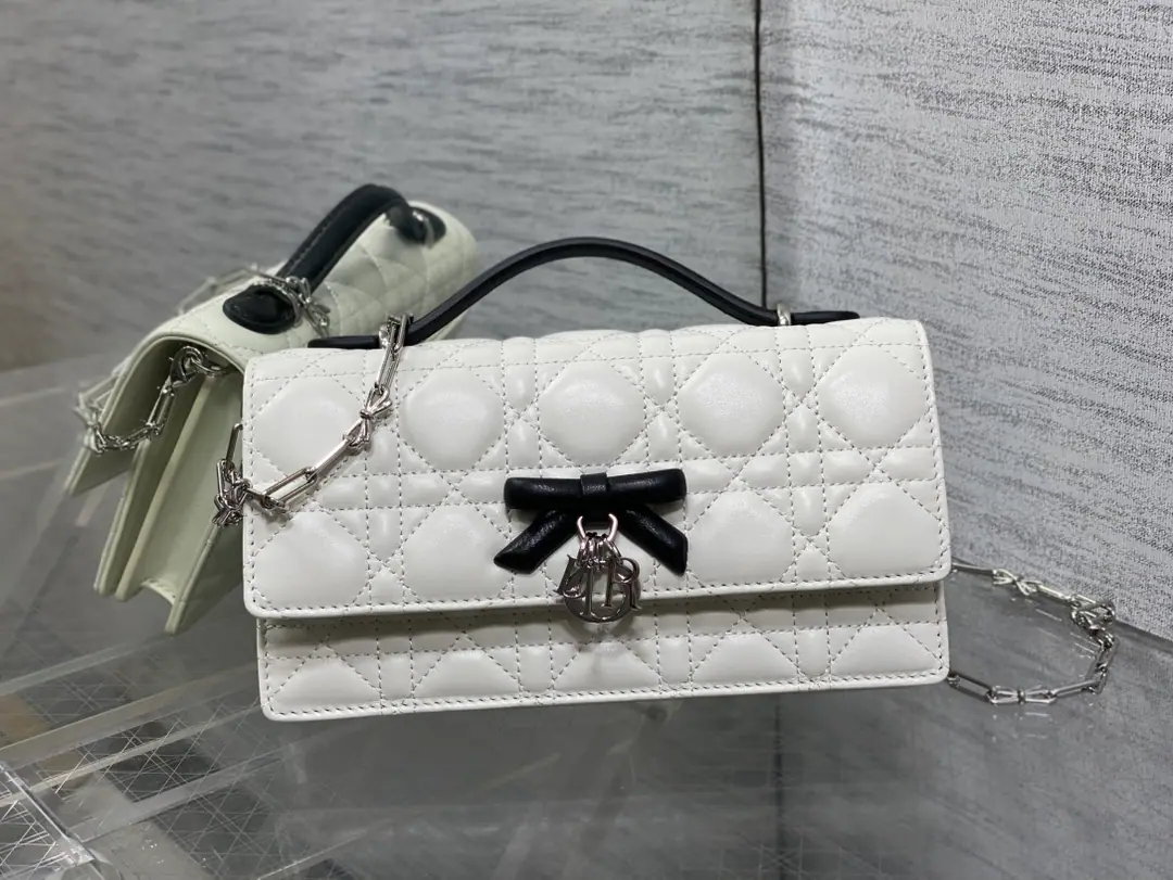 Current‼️ The newest butterfly chainer in the brick cabinet.🎀Signal vine grooves, A classic letter-and-letter strap.🎀👏, A new handle design., With soft sheep skin., Elegance and fashion.🙋, The brightest part is the beautiful pearl chain.😁, Make the whole bag even more sophisticated., Multiple layers and slots inside, A beautiful, practical one.😍 size:21*11*5cm 0502 9913