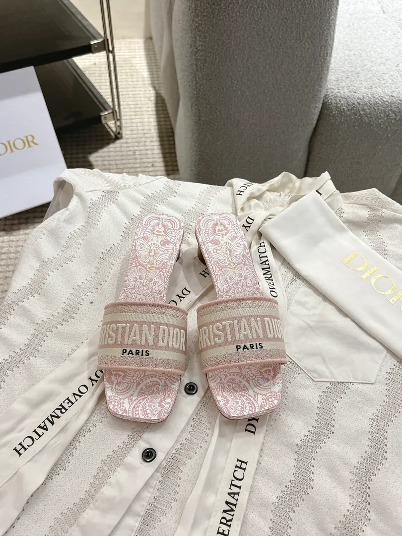 Circle D*or2026♪ Spring and summer ♪ CD•Ms. Dio has a long-term embroidered slipper. Christian Dior has always been a gorgeous and elegant noun., In fashion, the top of the world.👍 Especially worth mentioning.: A salivation.✨Pattern, Re-presentChrstian DiorOne of the precious symbols.✅ Original version*Full package More than 100 colors. ◽️Shoe.: Top-of-the-line embroidery cotton cloth. ◽️Uchi.: Import of sheep skin ◽️Otsumi!: The original is really leather. ◽️Codes: 35-41 (41Do it.) ⚠️⚠️⚠️Because of the color., Individual colours to be ordered, No, no, no, no, no.