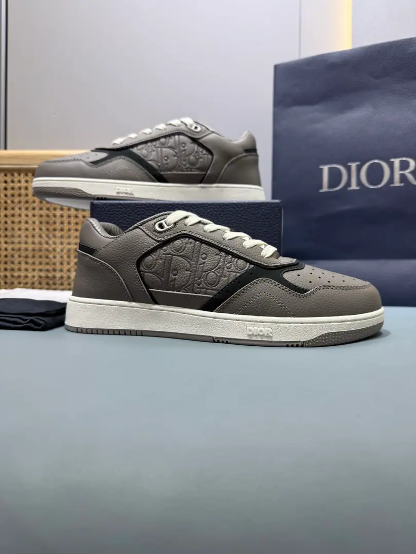 Couple money.👫Plant price, 24New top version of the paragraphDio* Dio.B27The latest shoe, the sneakers. This one. B27 Low-band sneakers are the newest in the series., Continue Dior The classic style of the. It's carefully crafted using smooth cow leather., SidesarkOblique Pamphlet. “CD Icon”The shoes are so beautiful and so delicate., Double rubber soles., The back end of the shoe and the heel have branded details., Raise the tone. It's a lot of fashion., It's a color for the different models.. * Smooth cattle leather. * The back of the shoe.“CD Icon”Mark * Shoes under the soles and heels.“DIOR”Mark * Tie the joints.“CD Icon”A hole eye. * The fabric of the net eye. * White and brown rubber outside. * Side stitching structure * With dustproof bags and spare shoe belts * Ruler Standard, It's recommended to be purchased by normal shoe code. * Size: Women35-40.Men39-46（Men38.46.47I'll make sure I don't change it.）
