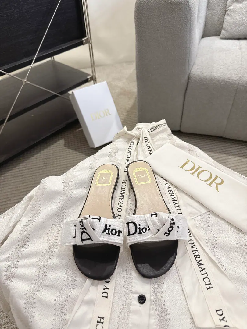 Floor Dror2026♪ Spring and summer ♪ CD•Mrs. Dior has a butterfly on her skin slippers. Christian Dior has always been a gorgeous and elegant noun., In fashion, the top of the world.👍 Especially worth mentioning.: A salivation.✨Pattern, Re-presentChrstian DiorOne of the precious symbols.✅ Original version*Full package More than 100 colors. ◽️Shoe.: Top-of-the-line embroidery cotton cloth. ◽️Uchi.: Import of sheep skin ◽️Otsumi!: The original is really leather. ◽️Codes: 35-41 (41Do it.) ⚠️⚠️⚠️Because of the color., Individual colours to be ordered, No, no, no, no, no.