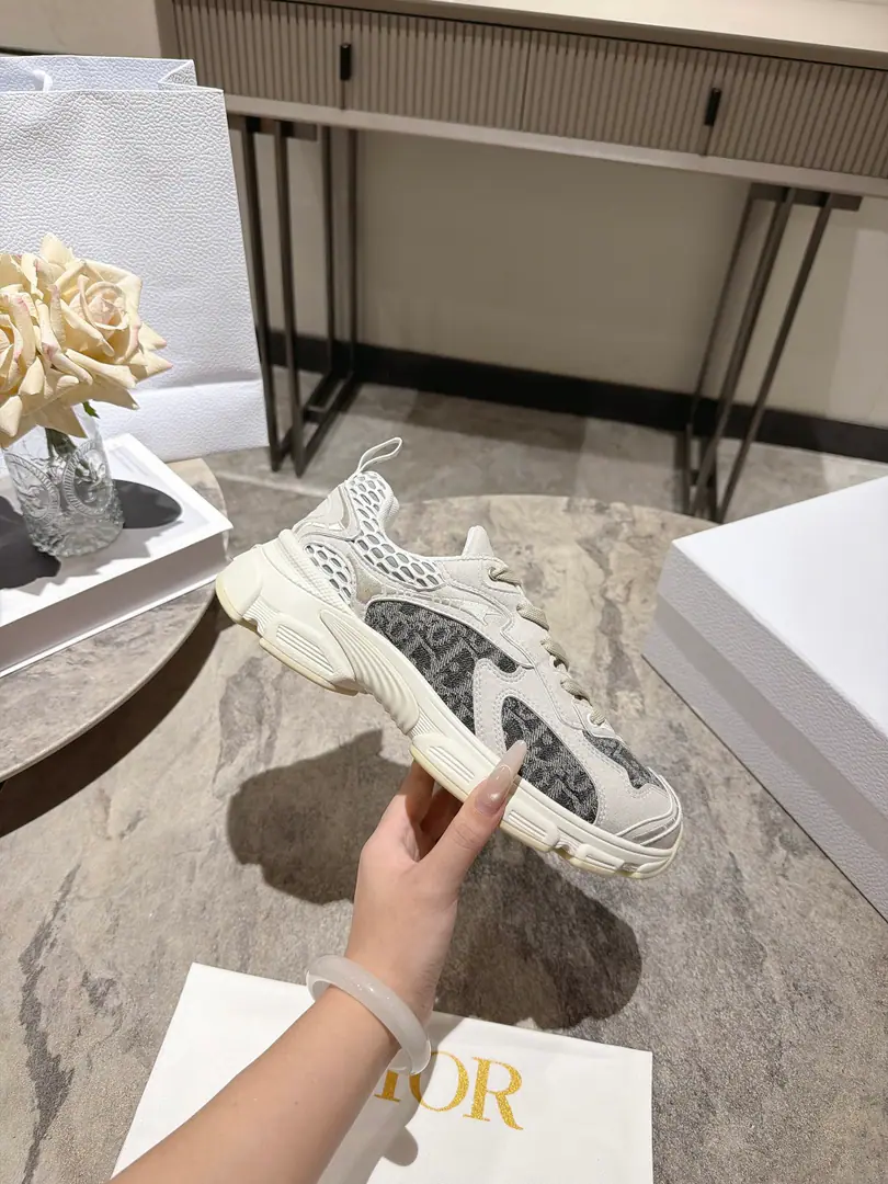 The latest blast. Star money.2026The main thruster. The new Dio. Dior Chrono New leisure sneakers, old dad's shoes. It's really cool., The future is so strong.!Really good.！Once again, the idea of Diocuncupation was played out., Lucky star is good luck for you., It's brand new.EVAThe soles are so light and soft.!The original is perfect.！Full-to-Purpose Material Modular！！35-39(40.41.42Do it.)