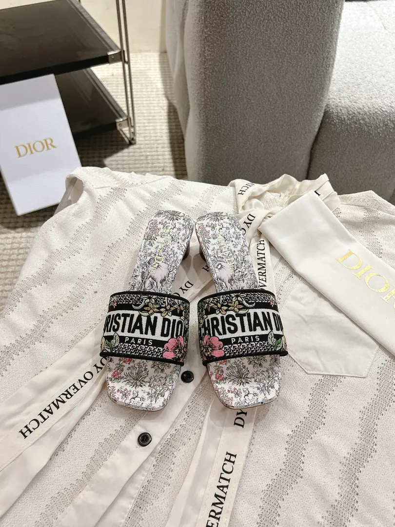 Circle D*or2026♪ Spring and summer ♪ CD•Ms. Dio has a long-term embroidered slipper. Christian Dior has always been a gorgeous and elegant noun., In fashion, the top of the world.👍 Especially worth mentioning.: A salivation.✨Pattern, Re-presentChrstian DiorOne of the precious symbols.✅ Original version*Full package More than 100 colors. ◽️Shoe.: Top-of-the-line embroidery cotton cloth. ◽️Uchi.: Import of sheep skin ◽️Otsumi!: The original is really leather. ◽️Codes: 35-41 (41Do it.) ⚠️⚠️⚠️Because of the color., Individual colours to be ordered, No, no, no, no, no.