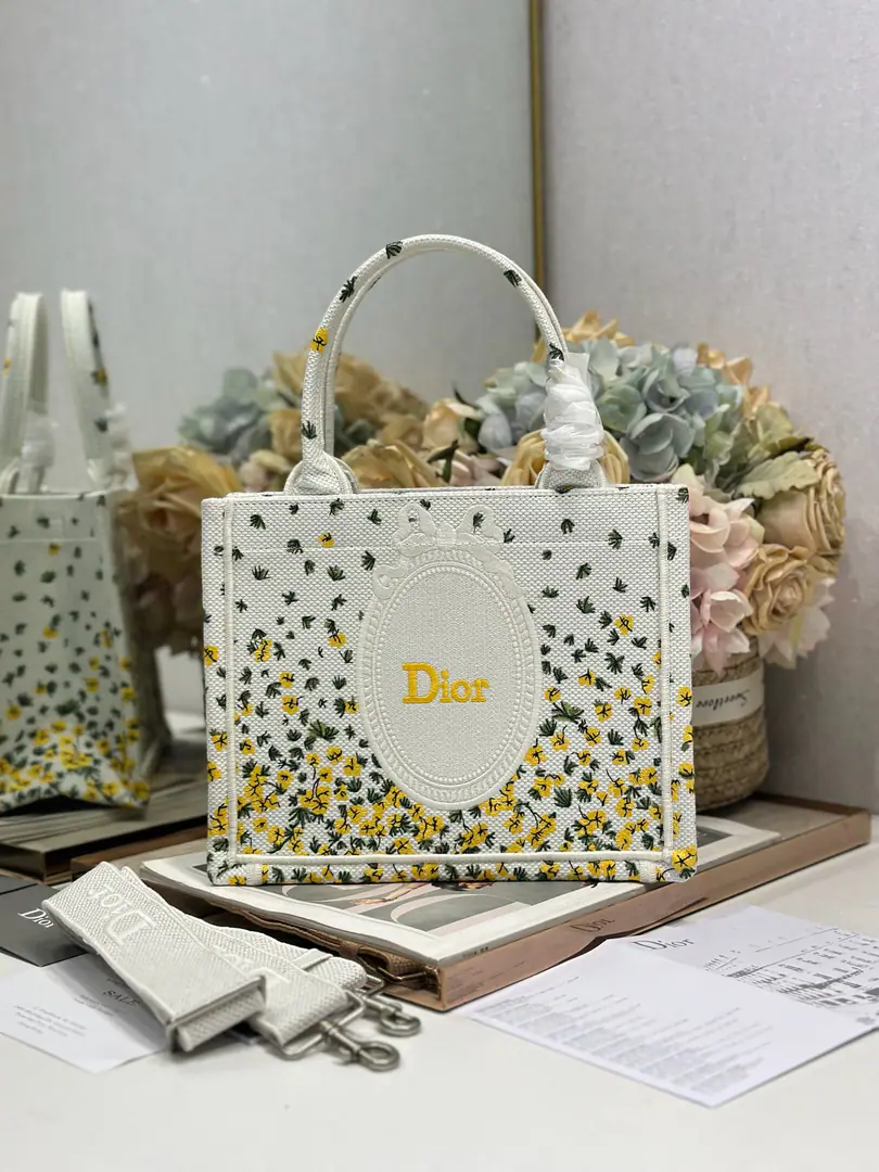 【A yellow mirror with a shoulder belt. Size of the trumpet】 Dio.r Mini Book tote An ancient, fashionable, denture-shaped monolith.♡The fine embroidery is perfect. You can bring a good light to the match.～ This little one is so much love.8！ It's easy to put a little bit of little stuff in a little bag.～ Who uses who? A fairy with a fine meal must enter.. Paragraph:1265/1286 Dimensions:26.5×21×14cm - I can take one. iPad Air 4 Or one. iPad Pro 11 0006