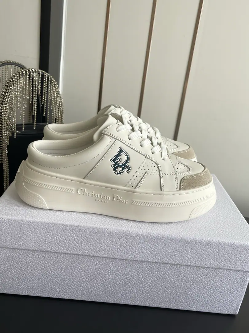 🏧𝐃𝐈𝐎𝐑The Dior series is half-drawn. White shoes. This one.cdThe sneakers are the new classic. Comfortable and elegant. It's made with white cow leather. In gold.CDMark With the soles of the thin shoes. ♪ Makes it feel like you're wearing ♪ It's a mix of seasons and leisure. Make a fine shape.. The shoe face is based on original calf skin. I'll put my foot on the skin inside. The original model of the rubber floor. Codes: 35-41（40 41Do it.）