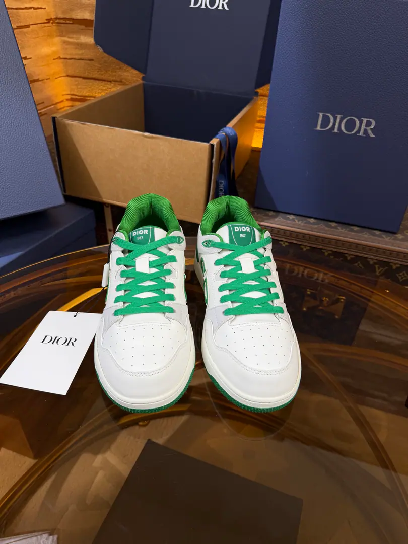 Top version full package DiorDio.B57A series of recreational sneakers.CDSkis. Original procurement development Make the goods. This one. B57 The Chinese sports shoe is a new series of men's spring suits., Reconstructing basketball shoes., Become Dior A classic one.. It's carefully crafted using grey and white smooth cow leather., Sides are in rice and black. Oblique Mark sign. Shoe tongue., Shoes under and behind the backs, so as to improve the tone with a variety of features., And the perforated details., The artery and rubber plate are more of a charm for the motion of its sports style.. With a pair of rubber shoes., It's a mix of costumes., Make a fine shape.. Send a cabinet for fine packaging🛍📦 ▪️Fabulous.: Original custom-made cow skin+ ObliqueOld bouquet. ▪️Uchi.: The original is custom-made in the air. ▪️Otsumi!: Original OpenTPUGroup Bottom ▪️Bottom: 3CM ▪️Size: Codes39-45