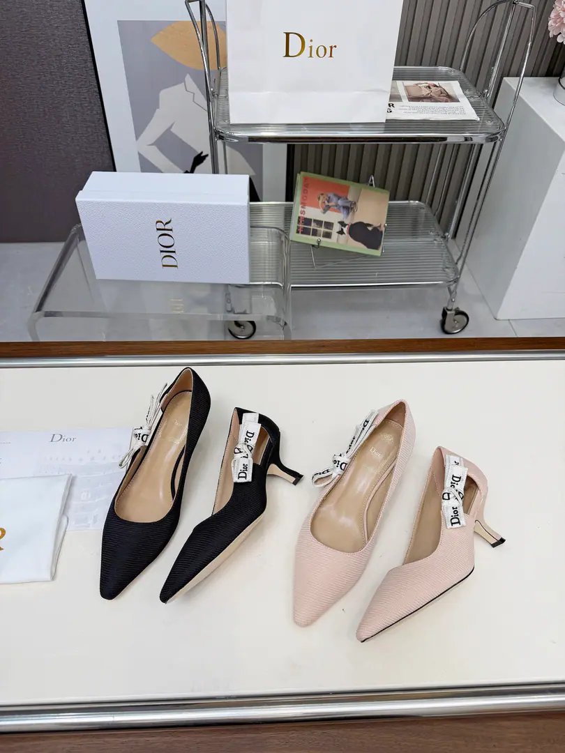 Gum./Python. 🏧𝐃𝐈𝐎𝐑Dio. Swirls high heels. Classic pattern letterslogoWeaving belts. The cabinet's latest series.. Top Quality Original purchase. Specialized materials. The original one-to-one.！ Original Snail Scooth Shoe In top-of-the-sheep skin.+Pure copper hardware button. He's tall.6.5cm/9.5cm Size: 34-43 [40.41.42Custom]
