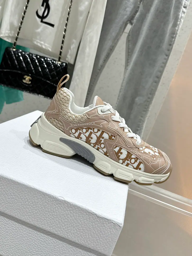 🏧𝐂𝐡𝐫𝐢𝐬𝐭𝐢𝐚𝐧 𝐃𝐢𝐨𝐫Top Version - The classic sports old man's shoes. Purchase originals A lot of stars., The super-loan of the red., Dance shoe mix.LogoThe weaves show the atmosphere's simplicity.. The prototype is a model., The details are welcome. The shoe face is custom-made and soft silk cow skin.✚Inside, it's comfortable in the air network. Note plastic feet, Original Open Model To ColourLogoWeaving✚Original Open3DFilm Group✚Original open model slider combination！ Codes:35-41 [40.41Make a reservation.] The original high-end fine packaging.
