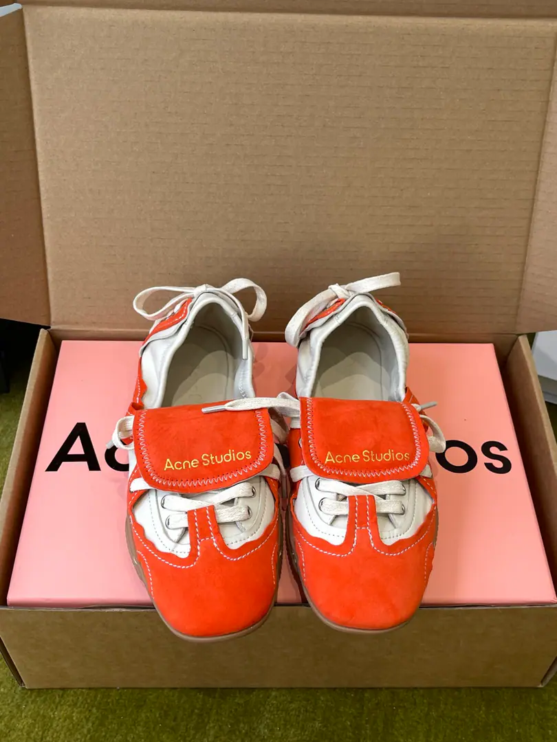 Acne Studios 26ssSpring and summer, the new ballet shoes are tied up with butterflies and loosely lit shoes. Mary Jane's shoes. Remodel the contours of classic ballet shoes To combine ballet's romantic and elegant with street leisure. Some of them are still in the old days., Y2KThe tide of technology. The shoes are a classic for the round ballet. There's a band design on the front side of the shoe. A decorative tie on the back of the shoe. I got shoes on my tongue.Acne StudiosBranding A light leg on the bottom of a thin shoe.. The shoe face is imported into the cow skin./A mixed-meat sheep. I'll put my foot on the skin inside. The original model of the rubber floor. Shoes.: 35-40（40Do it.）