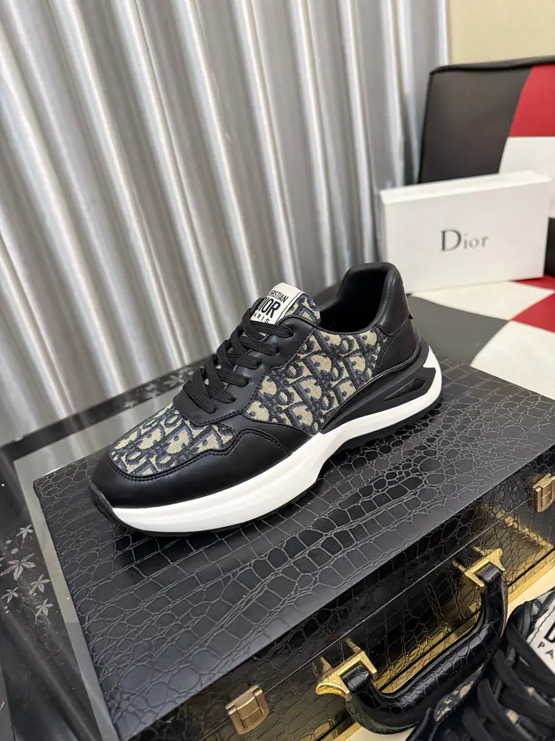 Get out of the factory.⌚️⌚️【Dior】Dior's leisure shoes., Use imported cattle skin pressure to match brand fonts, The back and the cow's skin are high., In the sheep's skin., It's comfortable., Easy., Original, head starter., Official Network1: 1, The bottom of the private model., Codes38One. ️⃣Colour Optional