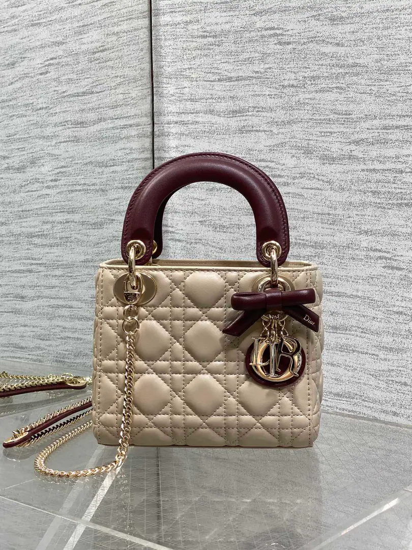Top First List Current‼️ Classic LadyThe latest bow.🎀- Daphne bag., A three-pack for a man.😍. ♪ Fascinating graceful and enchanting💃🏻, It's a woman's taste to be a little stomping., Classic fashion style.. insAnd a lot of fashion.iconA bag with a man., Don't miss it.❤️ size: 17*7*15cm 6603 0009