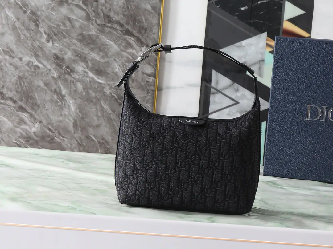 Top First List This one. Dior Jett The bag is Jonathan.·Anderson. (Jonathan Anderson) The original original., Show me the fine and practical design.. Use black Oblique The fabric is carefully crafted, like the print., Argumented with metal coating copper alloys CD - Put the button up., Show me the classic beauty.. Subject: Cotton, Cow leather., Technical fabric Refried.: Cotton, Cow leather. The main zipper is in the inside. Adjustable Dior Leather and nylon twig handles., Match CD Tights. Up front Dior Pumping sign Inside. Dior Pumping sign It contains dustproof bags.. Size Information Dimensions: 23 x 13 x 11 centimetres（Long x High x Kuan） Acceptable 1 A cell phone and 1 A clip. Top of the handle length: 40 centimetres Top of the handle to top of the handbag: 20 centimetres Model: Black cloth. Brown cloth. 0017