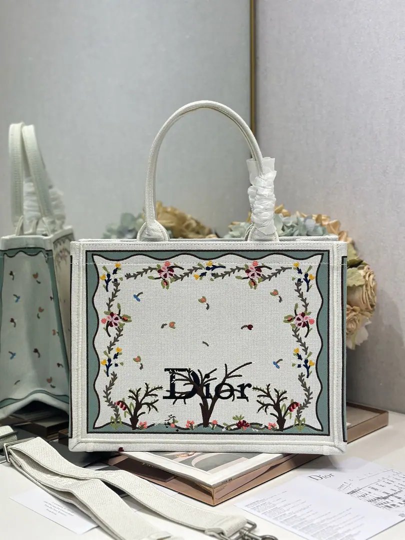 【White coffee tree with shoulder belts. Medium Size】 Dior book tote Shopping bags This one.Book ToteThe bag was inspired by Maria the Head of Women's Creatives.·Katya.·Cory.（Maria Grazia Chiuri）It's a reflection.DiorThe beauty of the game.. I can collect all kinds of daily supplies., A new act.BayadereMixed effectD-StripesA pattern embroidery, More fashionable.. "and the head"“Christian Dior”Mark, Well, that's all.DiorThe most beautiful process.. Paragraph: 1286 Dimensions: 36×28 cm 0006