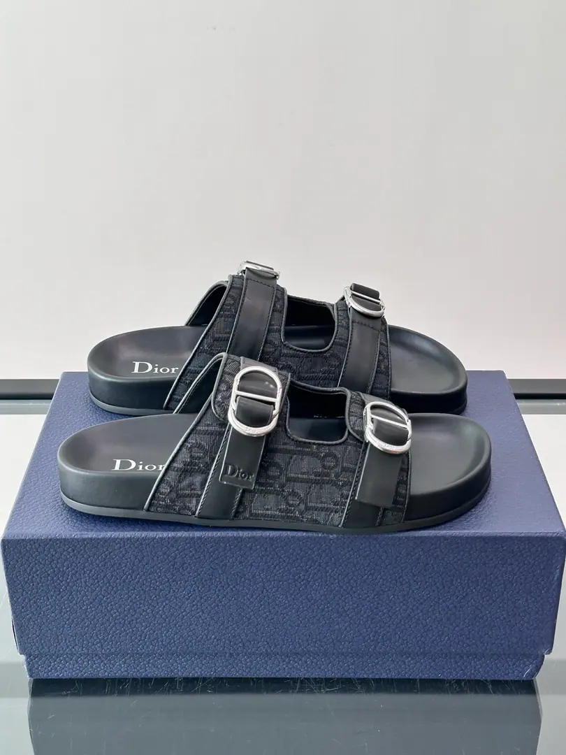 Codes38-46 Dior Aqua Shoes. 🩴Fly-feathers. This one's been re-engineered. Dior Aqua The sandals show Jonathan.·Anderson. (Jonathan Anderson) Innovative perspectives, A delicate balance between comfort and leisure.. A stylish leather belt with a stylish cow. CD Tights., Create the desired appliance. And the inside of the foot is light., Soft design, It's the ideal choice for this season's costumes.. Regulator-able band with metal overlay metal buttons Black for feet. PU And the leather inside. Black rubber soles, with a vine tattoo. It's nice.🤩It's so nice.👔
