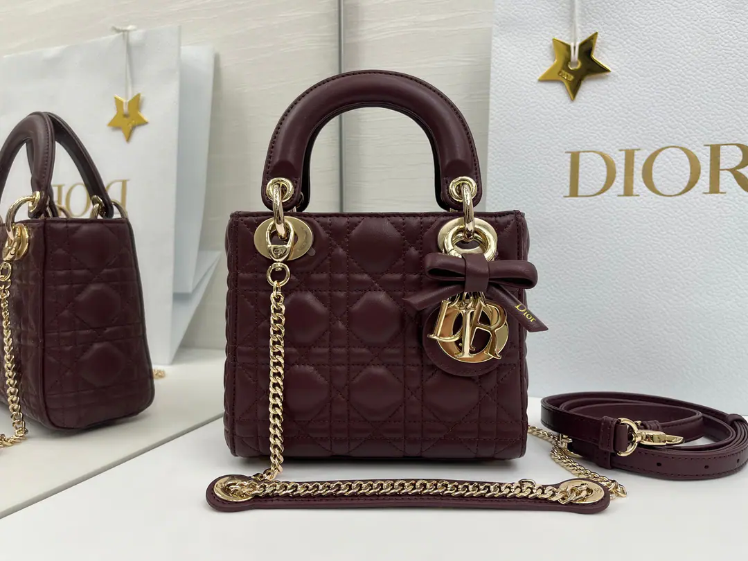 Top First List Butterfly knots.🦋Lady Dior Three., The classic "Fancy Bag" is a collection of the best. Dior A profound insight into grace and beauty.. It's a very elaborate work., Make a good look at the vine-twice. Sew the details., The design of the noble classics has been long and long.. Metals on a stylish face“D.I.O.R.”The hanger., Add a touch of the fine contour.. Mini-style., With a detachable chain shoulder belt., But the handy., Shoulder or slash, It's the ideal date for the evening costume.. Dismantled straps., But with other straps of embroidery., Dimensions: 17×15×7cm, Encoding6603 0009
