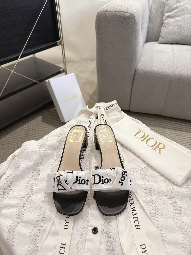 High heels Dror2026♪ Spring and summer ♪ CD•Mrs. Dior has a butterfly on her skin slippers. Christian Dior has always been a gorgeous and elegant noun., In fashion, the top of the world.👍 Especially worth mentioning.: A salivation.✨Pattern, Re-presentChrstian DiorOne of the precious symbols.✅ Original version*Full package More than 100 colors. ◽️Shoe.: Top-of-the-line embroidery cotton cloth. ◽️Uchi.: Import of sheep skin ◽️Otsumi!: The original is really leather. ◽️Codes: 35-41 (41Do it.) ⚠️⚠️⚠️Because of the color., Individual colours to be ordered, No, no, no, no, no.