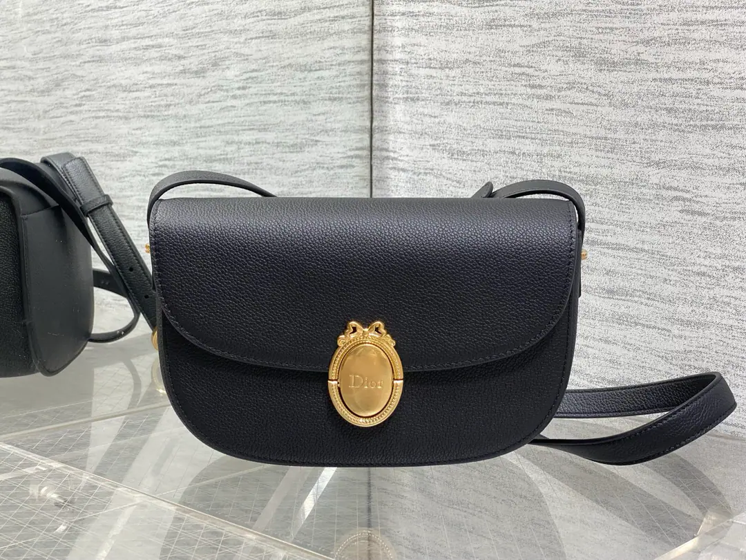 Current‼️ LatestMedaillonSeries A simple, expensive bag., French ellipse mirror It's a French-only grace and romance. Imported little cow skins are carefully crafted. I'm so full of texture. The shoulder belt can adjust the length. ♪ And the shoulder slants ♪ The back is full of French sweets. size:23*16*6.5cm 3922 0002
