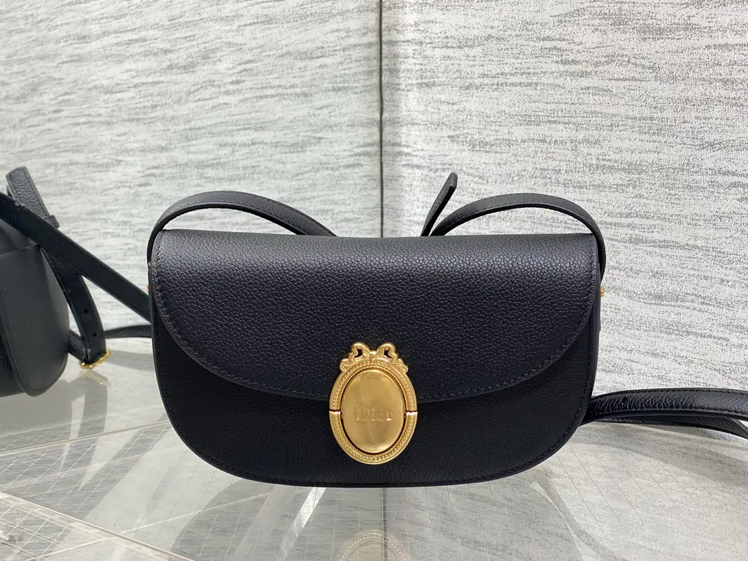 Small spot.‼️ LatestMedaillonSeries A simple, expensive bag., French ellipse mirror It's a French-only grace and romance. Imported little cow skins are carefully crafted. I'm so full of texture. The shoulder belt can adjust the length. ♪ And the shoulder slants ♪ The back is full of French sweets. size:21*12*5.5cm 3921 0002