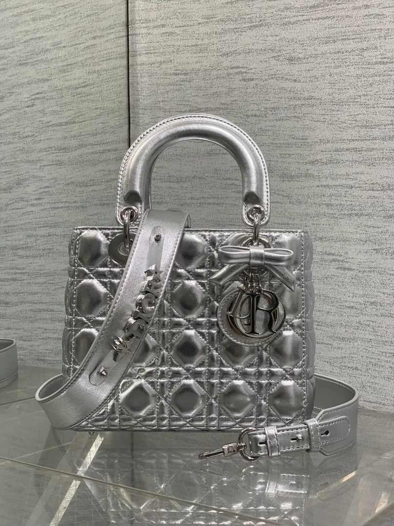 Current‼️ LadyThe latest four-time bow.🎀- Daphne bag., It's carefully crafted with a little sheep skin., A necessary bag for a man.😍. ♪ Fascinating graceful and enchanting💃🏻, It's a woman's taste to be a little stomping., Classic fashion style.. insAnd a lot of fashion.iconA bag with a man., Don't miss it.❤️ size: 20*17*8cm 6604