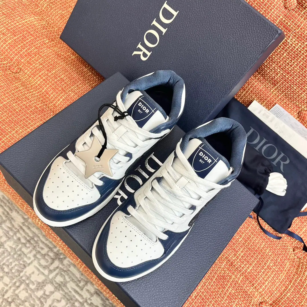 2023ss Dio* Dio. B57Series Couple money.CDOld Fa-Spin. Leisure sports shoes ‼️Top Version🔝Original purchase development for sale👍🏻 This Dior.B57Sports shoes, It's carefully crafted using grey and white smooth cow leather., Sides are in rice and black.ObliqueMark sign, Shoe tongue., Shoes under and behind the backs, so as to improve the tone with a variety of features., And the perforated details., The artery and rubber plate are more of a charm for the motion of its sports style., It's a mix of costumes., ♪ Make a fine one ♪. 😋 💜Fabulous.: Original custom-made cow skin+ObliqueEmbrace 🔘Uchi.: The original import is in the air. 🔘Shoes under the sole.: Original OpenTPUGroup Bottom 🔘Bottom: NYO3cm 🔘Codes: Women35-41 Men38-46 （Women41, Men38.46Make a no-refund order.）
