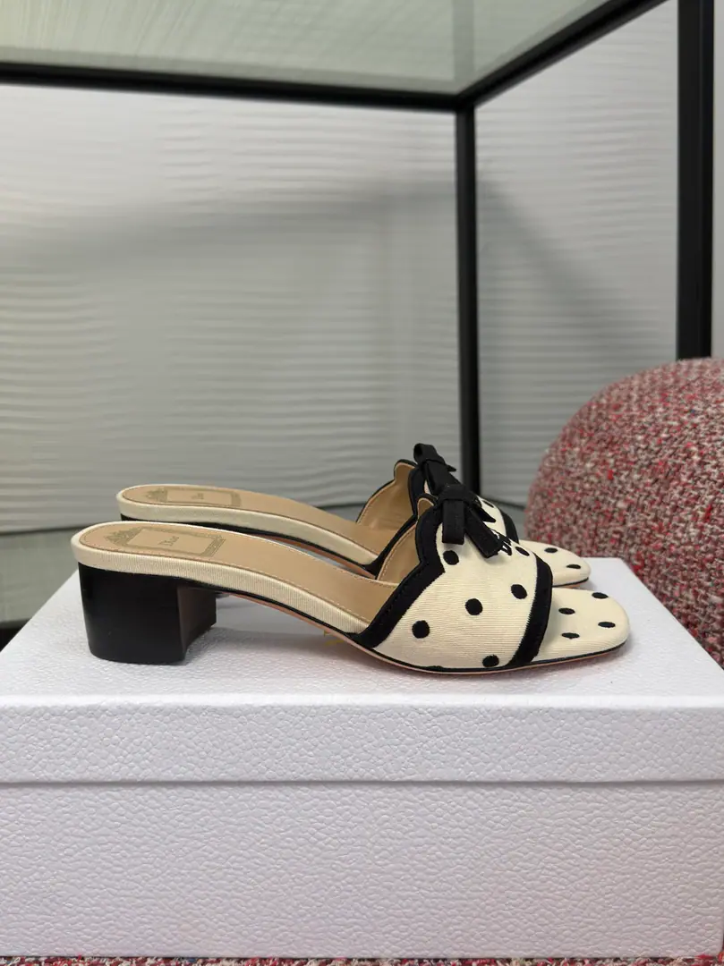 Top Version DIOR Dio. 2026 Summer brand new. DwaySeries Spot Butterfly knots. Embroidery High heels Cool. Shoes. DiorIt's a double-marked thing.DwayHigh heels sandals with black and white.PolkaDiorPattern, ♪ Stylish and delicate ♪MaisonThe eternal gift of honor.. The middle of the shoe is a fine black-faced bow., And embroidery.“Dior”Branding, With grace and beauty.. Heel wide.3.5centimetres, It's perfect for modernity., And can also be with otherPolkaDiorThe combination of works. Fabulous.: Original custom fabric Uchi./Foot.: Import of sheep skin Otsumi!: Italian imports are so thick. He's tall.: 3.5cm Size: 35-42（40 41 42I'll make sure I don't change it.）