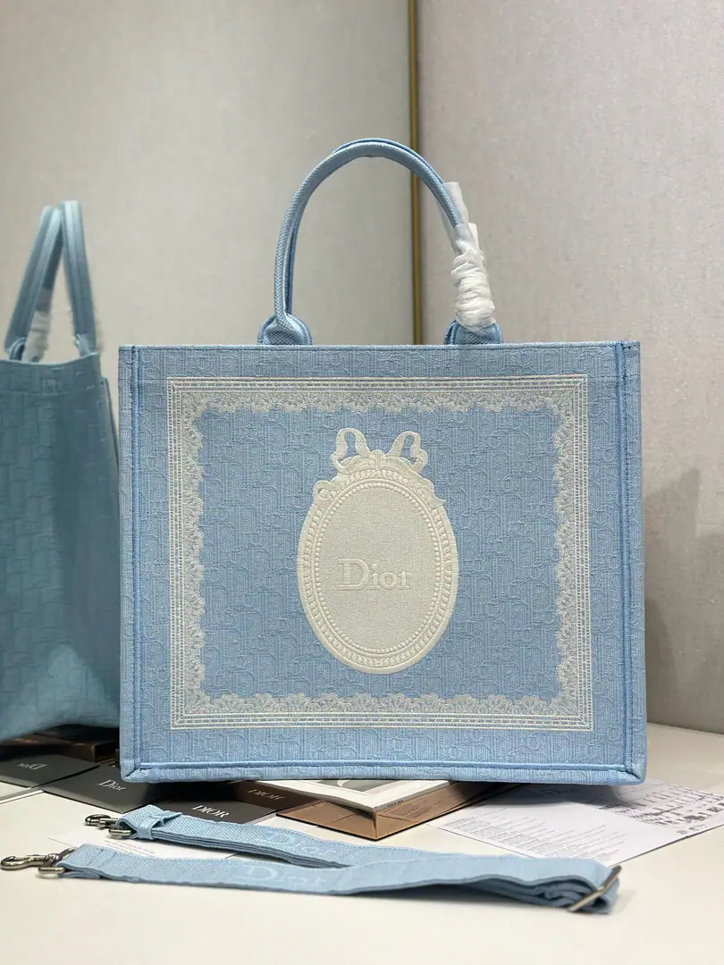 【The sky-blue mirror with the shoulder belt. Big number.】 Dior book tote Shopping bags This one.Book ToteThe bag was inspired by Maria the Head of Women's Creatives.·Katya.·Cory.（Maria Grazia Chiuri）It's a reflection.DiorThe beauty of the game.. I can collect all kinds of daily supplies., A new act.BayadereMixed effectD-StripesA pattern embroidery, More fashionable.. "and the head"“Christian Dior”Mark, Well, that's all.DiorThe most beautiful process.. Paragraph: 1286 Dimensions: 42×35×18.5cm 0006