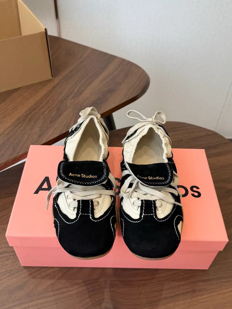 Acne Studios 26ss A new ballet shoe in the fall. Every pair of shoes, you can say, is a treasured shoe. This year's ballet shoes are so beautiful. The design was designed to fit in with ballet shoes and the fairy burst.！ Fabulous.: Lamb skin. Uchi.: Lamb skin. The details are quite fine compared to the original. Original version to open Comfortableness. Size: #35-41(40, 41No re-election.)